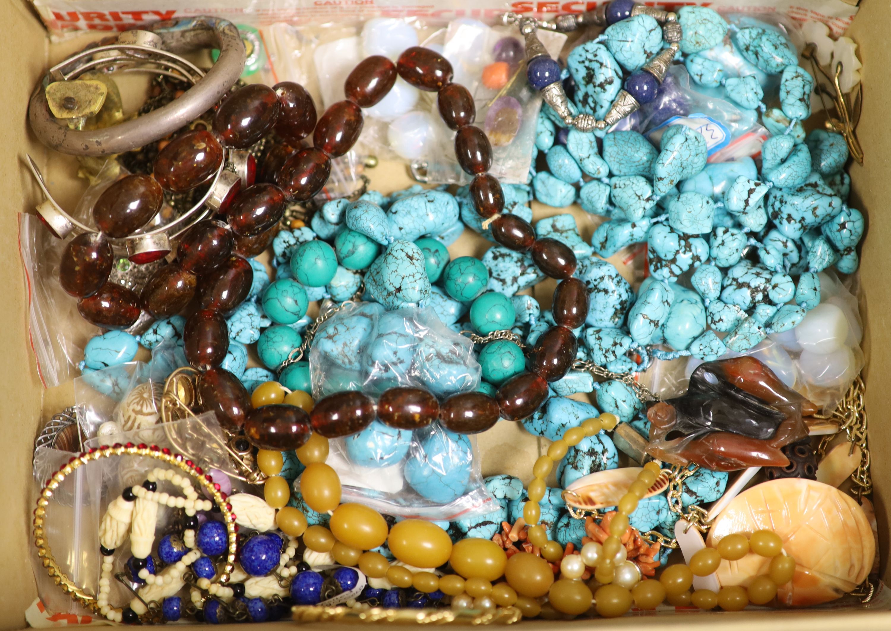 A quantity of costume jewellery.